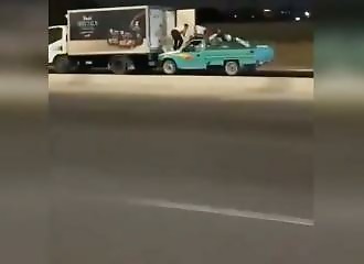 Ils pillent un camion en pleine route façon Fast & Furious, le chauffeur ne voit rien passer