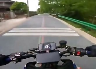 Un motard rate un tournant et s'envole au dessus d'un pont