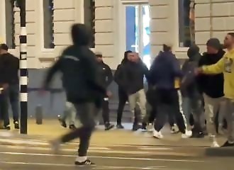 Images chocs de l'attaque des supporters israéliens après un match de football aux Pays-Bas