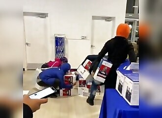They take 14 PlayStation 5s without being bothered