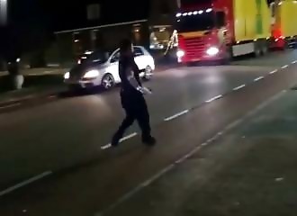 Netherlands: shocking images of a man tased several times during his arrest