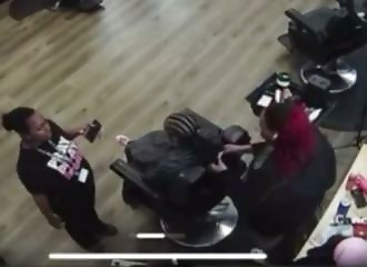 Un coiffeuse rase les cheveux d'une petite fille parce que sa mère ne veut pas payer