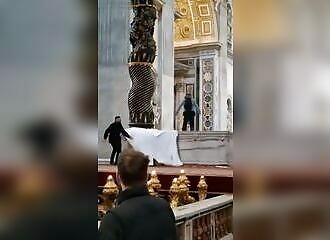 Un homme vandalise l'autel de la basilique Saint-Pierre au Vatican