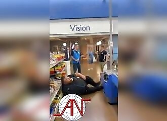 Un employé de Walmart géant tente d'étrangler un client et se fait annihiler