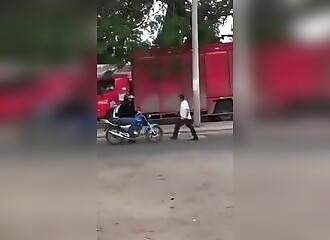 Un homme s'en prend à des passants sur la route et finit part tomber sur plus méchant que lui