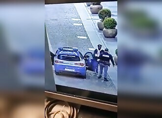 A man prevents a police car from advancing and assaults the officers, he quickly regrets it