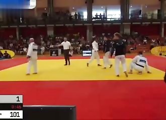 Il perd son combat de judo, alors il défonce la mâchoire de son vainqueur à coups de poing
