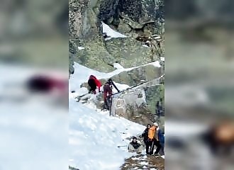 A couple tries to climb Mount Rysy with a baby, they have to call for help