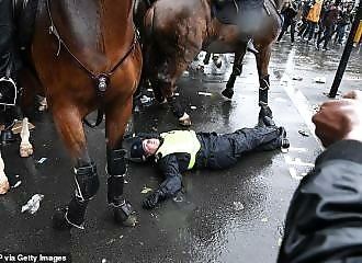 A policewoman on horseback crashes into a billboard and demands 250,000 euros in damages