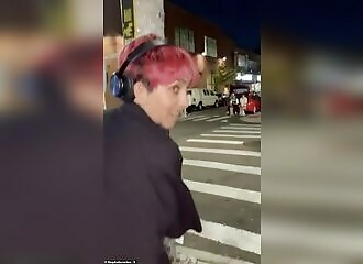 Un professeur filmé en train d'arracher des affiches sur des Israéliens kidnappés