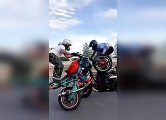 Motorcyclists have fun and cause 2 accidents in a row