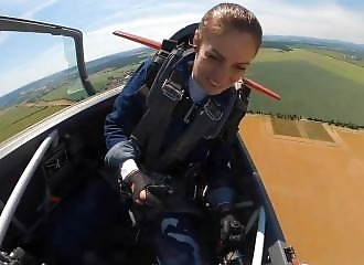 Pilote effectue atterrissage d'urgence après ouverture soudaine du dôme en vol