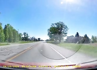 Un SUV double un camion citerne et force le conducteur en face à quitter la route