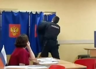  A man who votes badly gets kicked out of a polling station in Russia? 