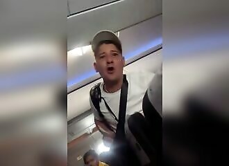 Un homme saoule cherche des histoires au mauvais gars dans un avion