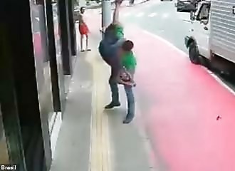 Un voleur de bijouterie neutralisé façon MMA au Brésil