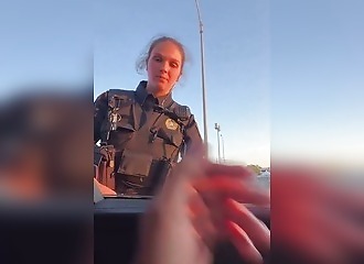Insults, threats, provocation: this police officer doesn't flinch