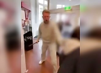 La police utilise des matraques pour faire évacuer des pro-Hamas à Amsterdam