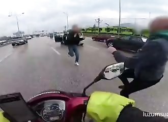 Netherlands: Fight in the middle of the highway, shocking images