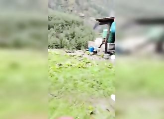 Filmer d'abord, courir ensuite : la scène qui tourne mal en une seconde
