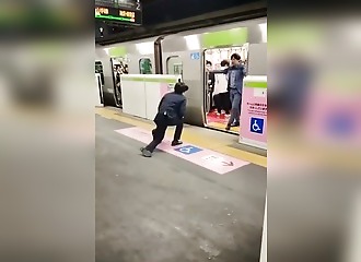 Il veut juste rentrer chez lui, le portier du quai ne le laissera jamais passer
