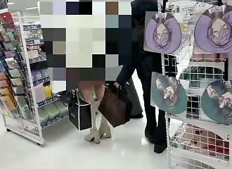 Il filmait sous les jupes avec une caméra cachée dans un sac: un tiktokeur le course dans toute la ville