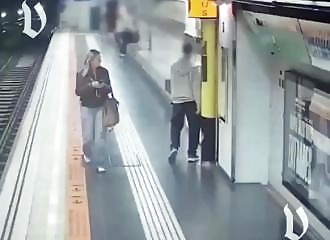 Une femme remarque un homme en difficulté qui perd l'équilibre. Elle active l'alerte SOS avant même qu'il ne chute, puis est la première à intervenir pour le secourir. 