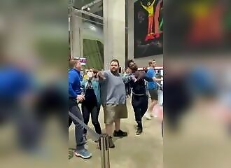 Un gars musclé se moque de son opposant et prend une raclée