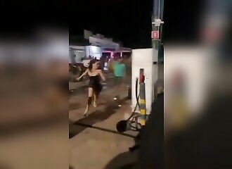 In Brazil, passers-by neutralize a man armed with a machete who was chasing a woman