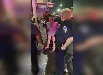 Elle lâche un énorme étron lors de son arrestation