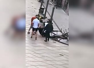 A knife-wielding man is neutralized by passers-by (Warning - shocking)