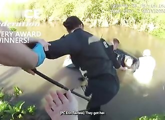 Des Policiers Héroïques Sauvent une Femme Piégée dans sa Voiture Submergée