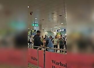  Bizarre moment: A man catches a thief at Barcelona airport and ties her to a balustrade with a sweater 