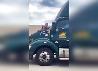 Un camionneur a bien du mal à se débarasser d'un intru