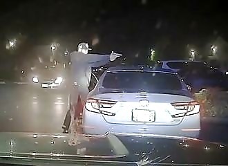 Officier de police continue de poursuivre un suspect après s'être fait tirer dessus