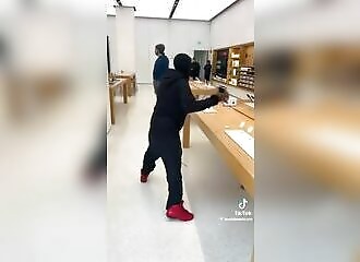 Wow, this man steals all the iPhones from an Apple store in seconds!