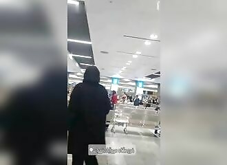 Une femme défie un religieux iranien en arrachant son turban