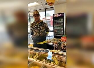 Un junkie réclame un sandwich alors qu'il n'a pas d'argent