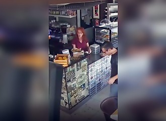 Il veut voler le pot a pourboires : les serveurs l'avaient colle au comptoir