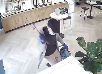 Il fracasse les vitrines au marteau, une femme le sort de la bijouterie à mains nues
