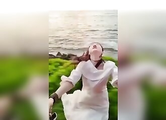 Chinese tourist risks death for a perfect photo on social networks