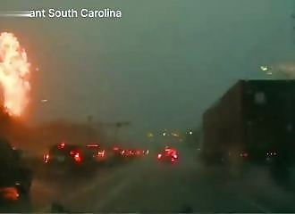 foudre frappe un transformateur et provoque une boule de feu en Caroline du Sud