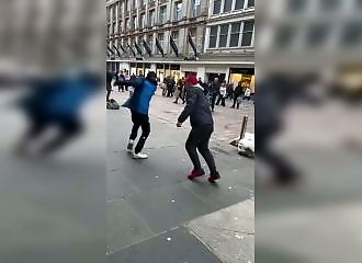 Loudmouth put in his place right in the middle of the street in Glasgow (Scotland)