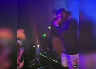 Un rappeur frappe un fan lors d'un concert