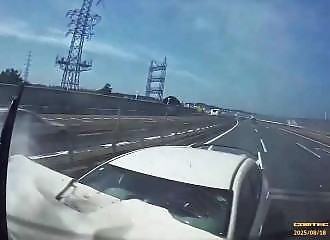 Une Honda lui fonce dessus à toute vitesse et le percute violemment