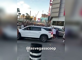 Ils soulèvent une voiture à mains nues pour sauver deux piétons sur le Las Vegas Strip