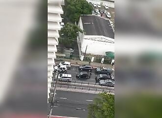 Des policiers brésiliens s'engagent dans une fusillade au milieu de la circulation et des civils