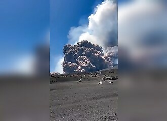 Des touristes courent pour leur vie alors que l'Etna entre en éruption 