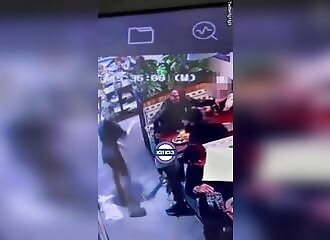 Il frappe une serveuse avec une assiette sans raison apparente, la police le laisse partir