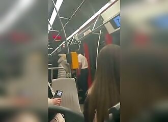 Un chauffeur de tramway à Prague expulse un père ukrainien et son enfant